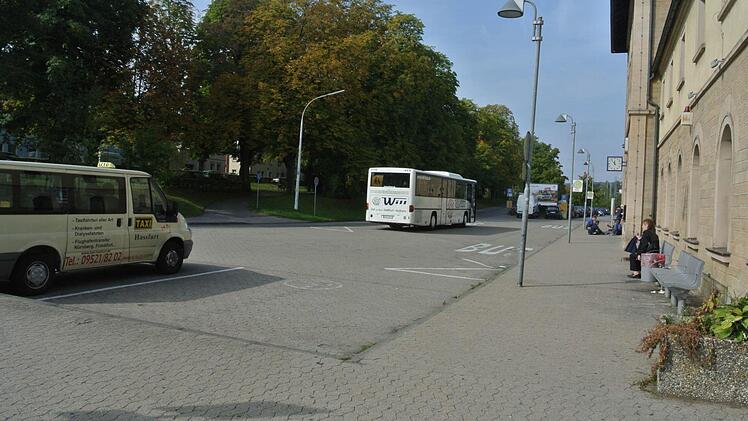 Am Haßfurter Bahnhof halten viele Busse, er ist ein Verkehrsknotenpunkt in der Kreisstadt. Der richtige Platz für eine Spielothek? Nein finden viele Bürger, ganz und gar nicht.