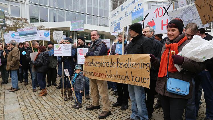 Im Hof des Landratsamtes warten die Demonstranten mit Spruchbändern auf die Kreisräte.