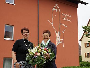 Simone Albert (links) dankt Stephanie Baier-Bindrum für die Gestaltung des Schullogos. Foto: Arkadius Guzy