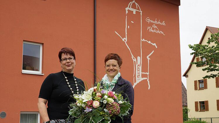 Simone Albert (links) dankt Stephanie Baier-Bindrum für die Gestaltung des Schullogos. Foto: Arkadius Guzy