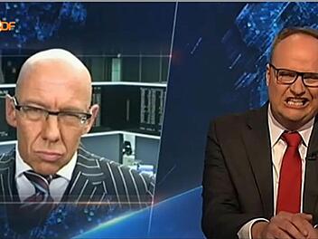 Der Kulmbacher Mick Knauff, der für das Deutsche Anlegerfernsehen (DAF) und den Nachrichtensender N24 von der Frankfurter Börse berichtet, hat es schon zum zweiten Mal in die "Heute Show" geschafft. Moderator Oliver Welke (rechts) nennt ihn "die geilste Stimme im deutschen Fernsehen" und macht seine Späßchen mit Knauffs Zähnen. Screenshot: BR