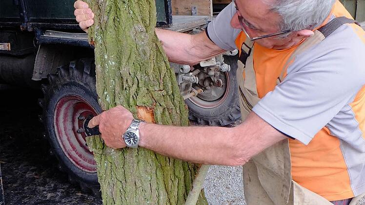 Kurt Müller freut sich besonders über Holz aus der Region. Foto: Gerd Schaar