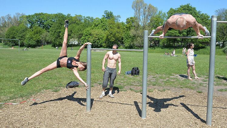 Die Mitglieder der "Calisthenics"-Gruppe Nürnberg trainieren am Pegnitzgrund.Foto: Ronald Rinklef