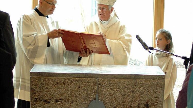 Ein großes Ereignis für Oberwildflecken war die Segnung von Kapelle und Dorfplatz. Foto: Sebastian Schmitt-Mathea