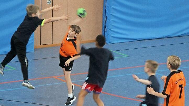 Die Ziegelhüttener (orange) hatten eine Mann-Mann-Deckung und kamen mit dieser Strategie auf Platz 3. Fotos: Sonny Adam
