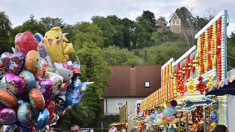 Unterhalb der Burg feiern die Königsberger mit ihren Gästen das Fest.