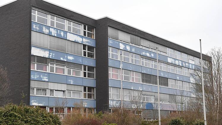 Symbol für unterfinanzierte Schulen in Bamberg. Die Blaue Schule. Nun soll Geld in eine Sanierungsplanung fließen.  Ronald Rinklef