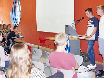 "SPD-Mann" Jonas Sch&uuml;lner legte sich am Rednerpult m&auml;chtig ins Zeug.  Foto: Heike Sch&uuml;lein