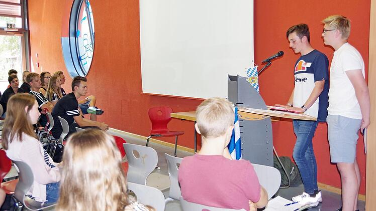 "SPD-Mann" Jonas Sch&uuml;lner legte sich am Rednerpult m&auml;chtig ins Zeug.  Foto: Heike Sch&uuml;lein