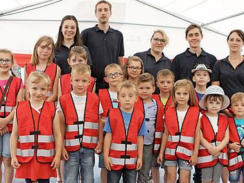 Die Verantwortlichen der Tschirner Feuerwehr mit Vorsitzender Julia Barnickel (hinten, links) und Kommandant Michael Schnappauf (daneben) freuen sich auf die Tschirner Löschbären.