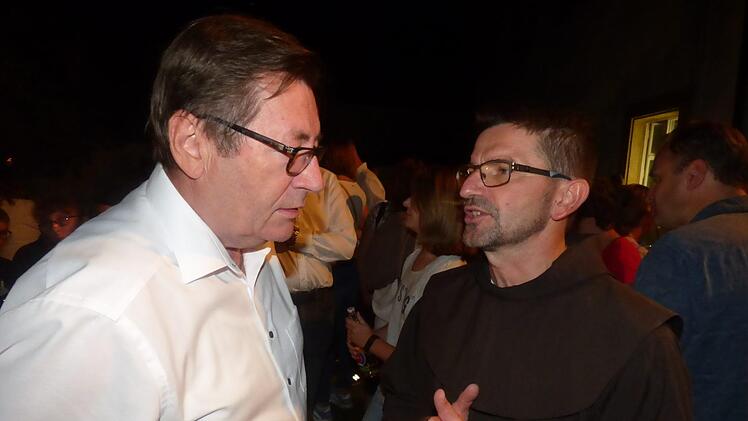 Auch Forchheims Kulturreferent Anton Eckert (l.) kam zur  Abschiedsfeier von Pater Flavian. Foto: Thomas Weichert