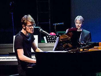 Paul Willot-Förster interpretierte eigene Lieder in der Coburger Reithalle (im Hintergrund: Roland Fister am Keyboard).Foto: Jochen Berger