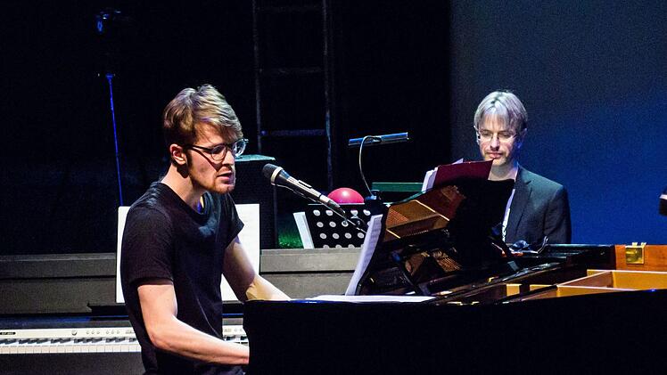 Paul Willot-Förster interpretierte eigene Lieder in der Coburger Reithalle (im Hintergrund: Roland Fister am Keyboard).Foto: Jochen Berger