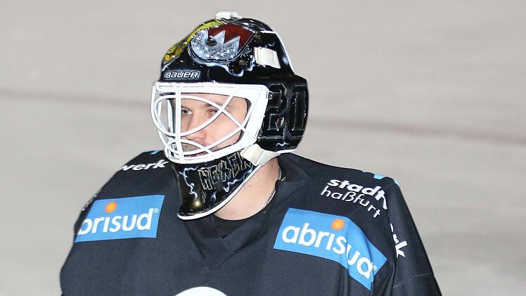 Auch wenn der "Hexer" Martin Hildenbrand derzeit meist die Nummer 2 hinter Timo Jung ist, drückt der Keeper seinen Hawks von der Bank aus fest die Daumen. Am Freitag in Moosburg und am Sonntag gegen Kempten sollen am Faschingswochenende möglichst wieder zwei Siege eingefahren werden.  Foto: Ralf Naumann