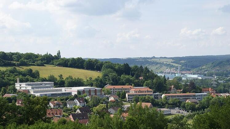 Am Schulzentrum Eltmann schreitet die Digitalisierung voran: Als Sachaufwandsträger für die Grund- und Mittelschule (Mitte und rechts) beschloss der Stadtrat Eltmann am Mittwoch, schnellstmöglich das "Sonderbudget Leihgerät" innerhalb des "Digitalpakts Schule" umzusetzen. Foto: Sabine Weinbeer