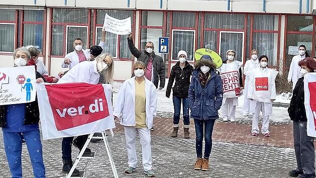 Unter der Woche haben Beschäftigte der Sozialstiftung mit einer Kundgebung am Klinikum auf die Situation aufmerksam gemacht.
