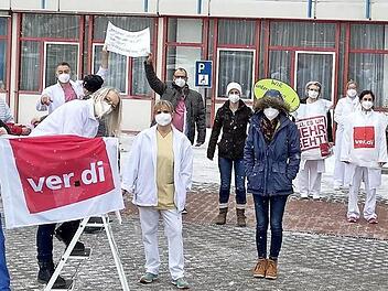 Unter der Woche haben Beschäftigte der Sozialstiftung mit einer Kundgebung am Klinikum auf die Situation aufmerksam gemacht.
