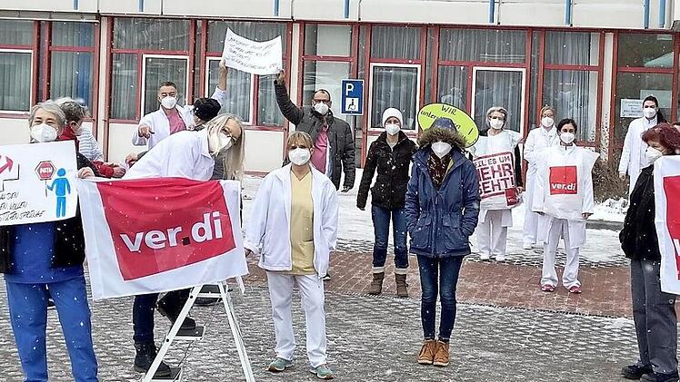 Unter der Woche haben Beschäftigte der Sozialstiftung mit einer Kundgebung am Klinikum auf die Situation aufmerksam gemacht.