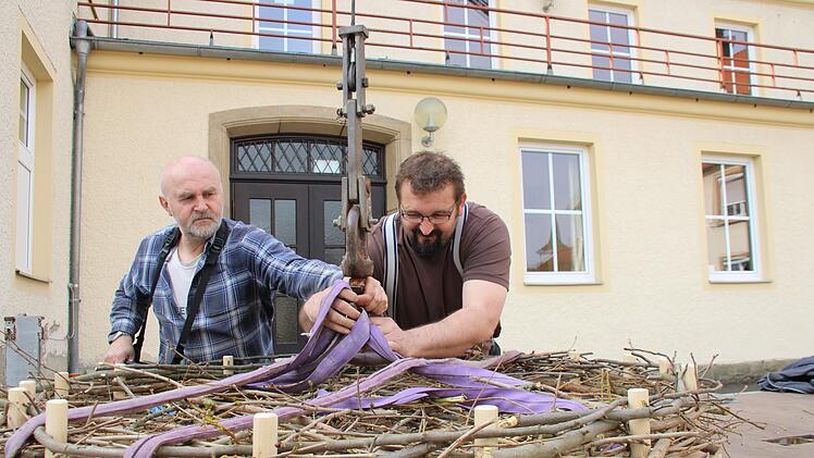 Zimmerermeister Michael Marx (rechts) und sein Kollege Jürgen Geißler machen den Ersatzhorst für den Transport auf das Schuldach bereit. Foto: Jürgen Gärtner
