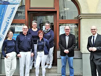 Über die Geschäftsübernahme freuen sich (von links) Eva-Maria Hauck, Uwe Hauck (Inhaber), Heike Hofmann, Petra Weber (Filialleiterin), Anja Ehrenberg, Klaus Bollwein (Geschäftsführer Stadtmarketing PRO Bad Kissingen) und Oberbürgermeister Dirk Vogel.