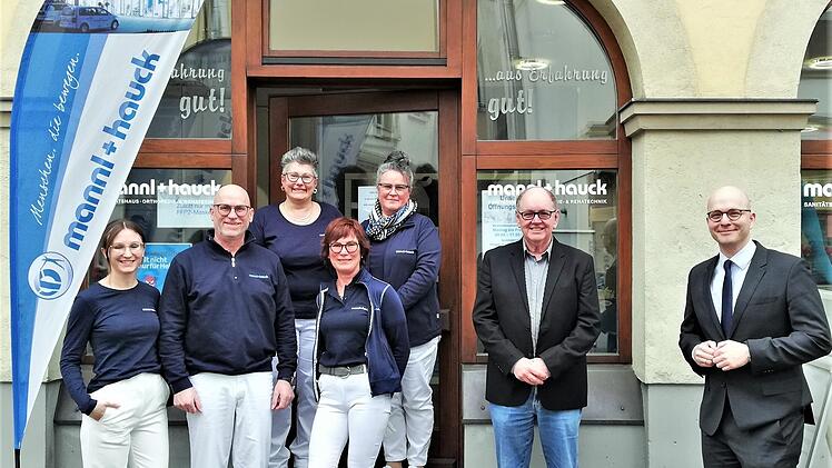 Über die Geschäftsübernahme freuen sich (von links) Eva-Maria Hauck, Uwe Hauck (Inhaber), Heike Hofmann, Petra Weber (Filialleiterin), Anja Ehrenberg, Klaus Bollwein (Geschäftsführer Stadtmarketing PRO Bad Kissingen) und Oberbürgermeister Dirk Vogel.