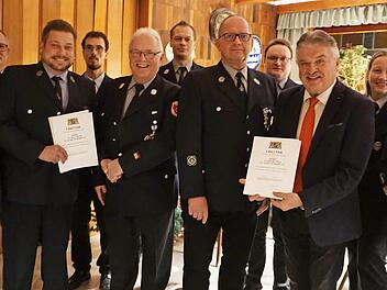 Verdiente Feuerwehrmänner wurden bei der Wehr Marktschorgast ausgezeichnet. Unser Bild zeigt (von links) Bürgermeister Marc Benker, Kreisbrandinspektor Jochen Lauterbach, Patrick Busse, Christoph Graß, Vorsitzenden Hans Tischhöfer, Sebastian Walte...