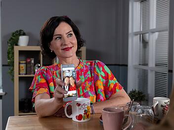 Marisa Burger hat von der Rolle der Sekretärin Stockl Abschied genommen. Der Kult-Becher mit Bär musste am Set der "Rosenheim-Cops" bleiben.