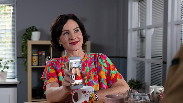 Marisa Burger hat von der Rolle der Sekretärin Stockl Abschied genommen. Der Kult-Becher mit Bär musste am Set der "Rosenheim-Cops" bleiben.