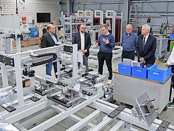 Modernste Technik, individuell umgesetzt: Martin Schmitz, Sebastian Straubel, Alexander Raps, J&uuml;rgen Kierst, G&uuml;nter Peinelt und Pascal Frank (von links) beim Rundgang durch die Firma Unimatic in Grub am Forst.