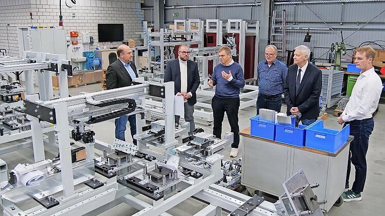 Modernste Technik, individuell umgesetzt: Martin Schmitz, Sebastian Straubel, Alexander Raps, J&uuml;rgen Kierst, G&uuml;nter Peinelt und Pascal Frank (von links) beim Rundgang durch die Firma Unimatic in Grub am Forst.