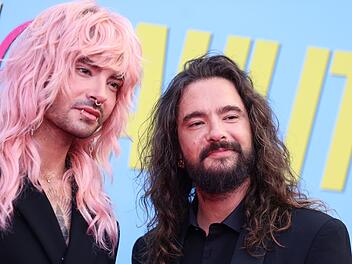 Bill und Tom Kaulitz In ihrem Podcast "Kaulitz Hills" sprechen Bill (links) und Tom Kaulitz offen darüber, dass sie sich unter anderen Promis oft fehl am Platz fühlen.