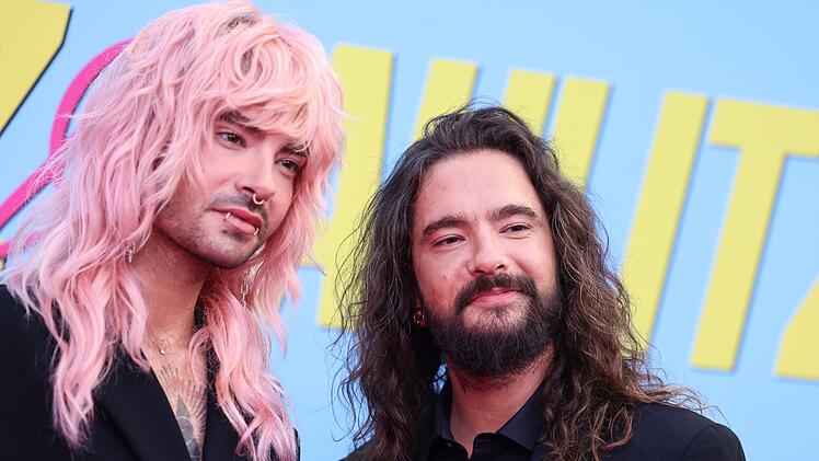 In ihrem Podcast "Kaulitz Hills" sprechen Bill (links) und Tom Kaulitz offen dar&uuml;ber, dass sie sich unter anderen Promis oft fehl am Platz f&uuml;hlen.