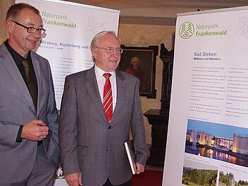 Geschäftsführer Dietrich Förster (links) und Heinz Köhler im Gespräch vor der Ausstellung "40 Jahre Naturpark Frankenwald". Sie erinnerten sich gerne an die bewegte Anfangszeit. Foto: Heike Schülein