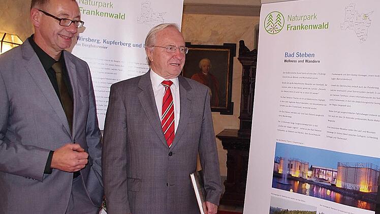 Geschäftsführer Dietrich Förster (links) und Heinz Köhler im Gespräch vor der Ausstellung "40 Jahre Naturpark Frankenwald". Sie erinnerten sich gerne an die bewegte Anfangszeit. Foto: Heike Schülein