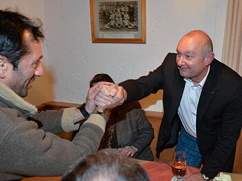 Glückwünsche für Peter Ebertsch (rechts)