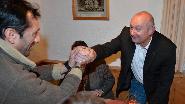 Glückwünsche für Peter Ebertsch (rechts)