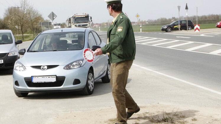 Hartmut Demele hält den Tempo-Sünder an.