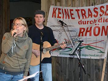 Mit Musik und Poesie für die Energiewende und gegen die Stromtrasse: The two Corbies aus Bad Neustadt stimmten ein beim musikalischen Protest gegen die Stromtrassen. Foto: Elisabeth Assmann