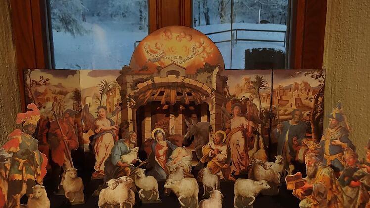 Aufwendig gestaltete Papierkrippe von 1750 bis 2000 sind in der aktuellen Ausstellung im Bruder-Franz-Haus auf dem Kreuzberg zu bewundern. Foto: Marion Eckert