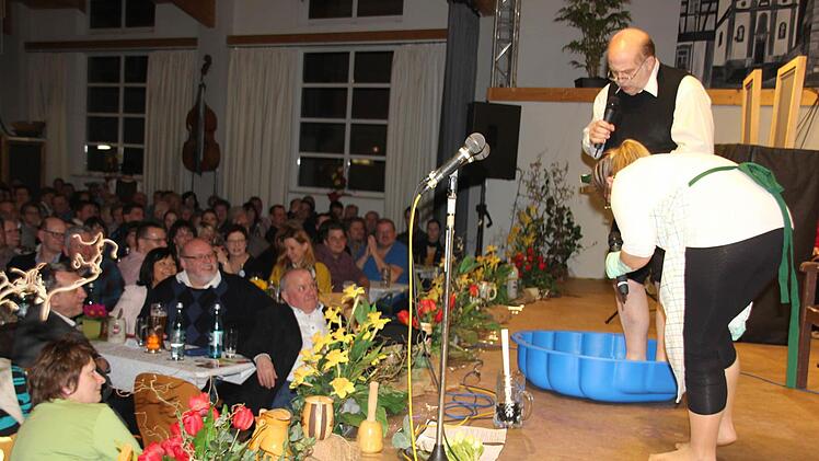 Der Pfarrer (im Vordergrund im Publikum) und sein Double (Horst Gehring) beim Kneippen.Foto: Ralf Kestel