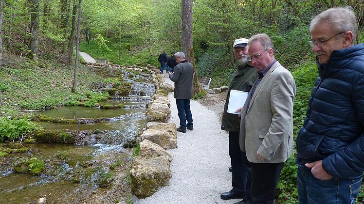Der Bauausschuss besichtigt den neu gebauten Weg im Wedenbachtal, vorne (von rechts) Zweiter Bürgermeister Gerhard Kraus und Bürgermeister Helmut Taut. Foto: Pauline Lindner