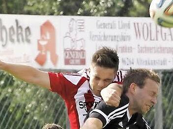Der Lichtenfelser Steffen H&ouml;nninger (r.) im Kopfballduell mit dem Fuchsstadter Lukas Lieb.  Foto: Heike G&uuml;nther