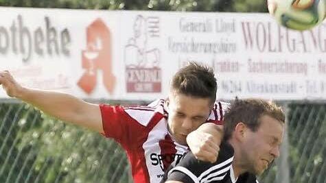 Der Lichtenfelser Steffen H&ouml;nninger (r.) im Kopfballduell mit dem Fuchsstadter Lukas Lieb.  Foto: Heike G&uuml;nther
