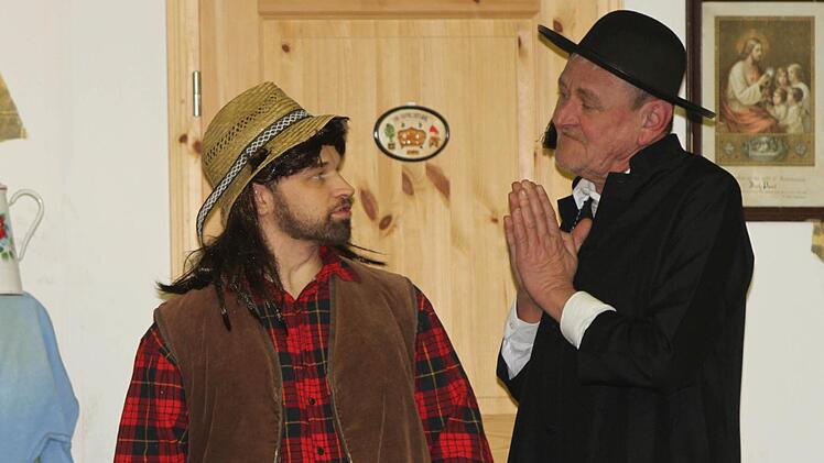 Rainer Pankratz (Landwirt Fred Schweiß) und Arnold Kirchneer (als Pfarrer Udo Glaser) in intensiven Gesprächen.