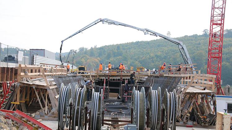 Jede Woche werden 25 Meter Autobahn-Brücke betoniert und übers Tal neben dem Klöffelsberg geschoben. Foto: Ralf Ruppert