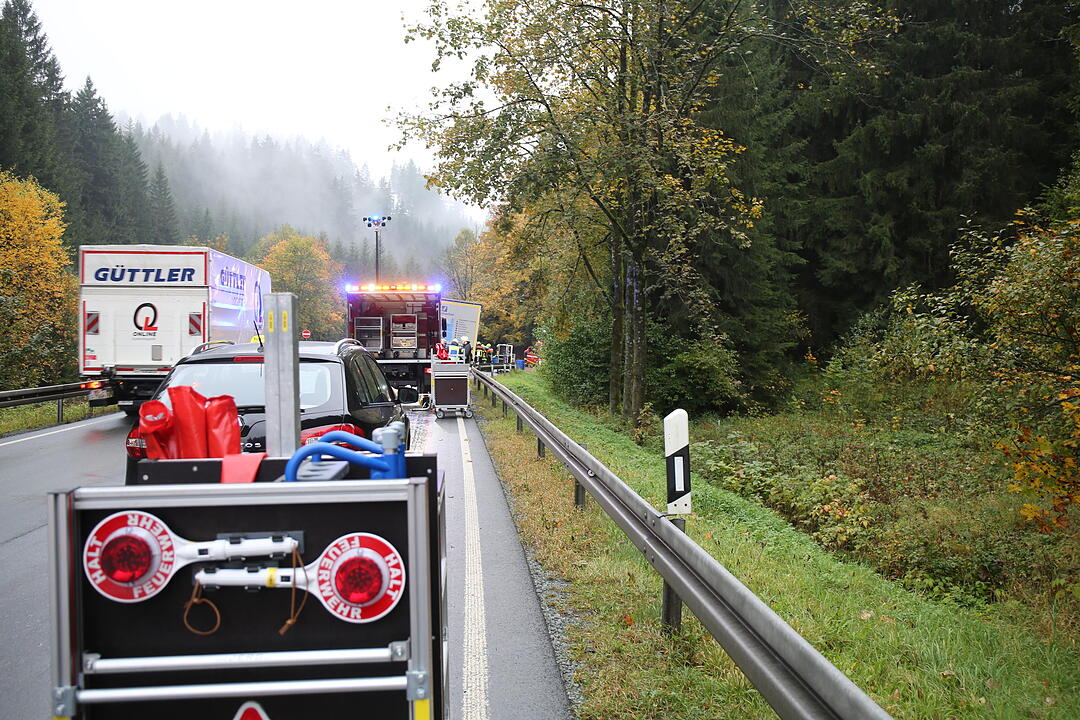 Schwarzenbach: Lkw reißt sich Dieseltank auf