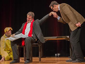 Mit schwarzem Humor inszenierten Florian Hoffmann, Michael A. Tomis und Georg Koeniger vom Totalen Bamberger Cabaret (von links) bei der Premiere ihres Jahresrückblicks "Augen zu und nochmal durch" beim Kulturamt Haßfurt live den eigentlichen "Dieselgipfel": Mit einem Gespräch zwischen "Golf-Father" mit seinem Hund "Adac" und Verkehrsminister Alexander Dobrindt. Ulrike Langer