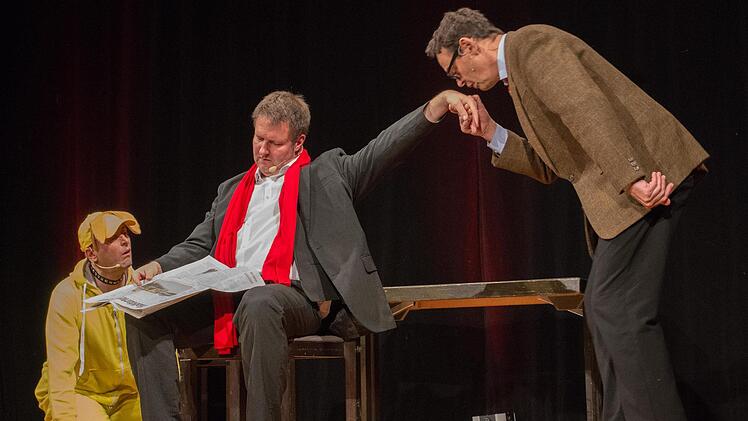 Mit schwarzem Humor inszenierten Florian Hoffmann, Michael A. Tomis und Georg Koeniger vom Totalen Bamberger Cabaret (von links) bei der Premiere ihres Jahresrückblicks "Augen zu und nochmal durch" beim Kulturamt Haßfurt live den eigentlichen "Dieselgipfel": Mit einem Gespräch zwischen "Golf-Father" mit seinem Hund "Adac" und Verkehrsminister Alexander Dobrindt. Ulrike Langer