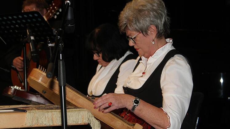 Brigitte Brückner verzauberte die Senioren mit ihrer Instrumentalgruppe. Foto: Sonny Adam