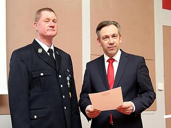 Ehrung von Roland Kern (links) für 40 Jahre aktive Dienstzeit durch den Landrat Alexander Tritthart.  Fotos: Richard Sänger